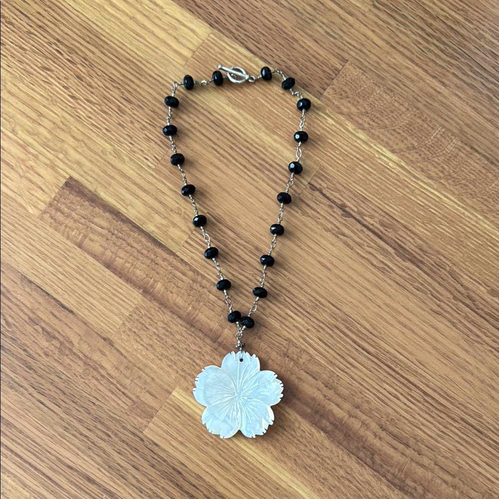 Elegant Mother of Pearl Floral Pendant Necklace